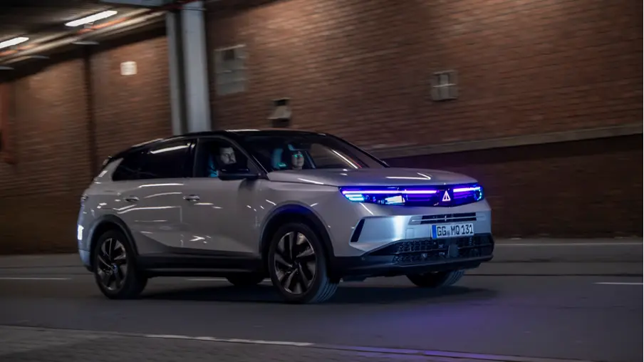 Opel демонстрирует световую коммуникацию с искусственным интеллектом